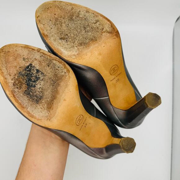 Chanel Metallic Silver/Black Pearl & Crest Embellished Cap-Toe Heels size 39 - Picture 5 of 10